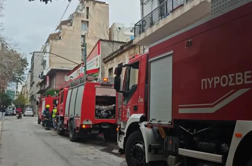  Μεταξουργείο: Φωτιά σε ακατοίκητο κτίριο, κατέρρευσε τμήμα της στέγης