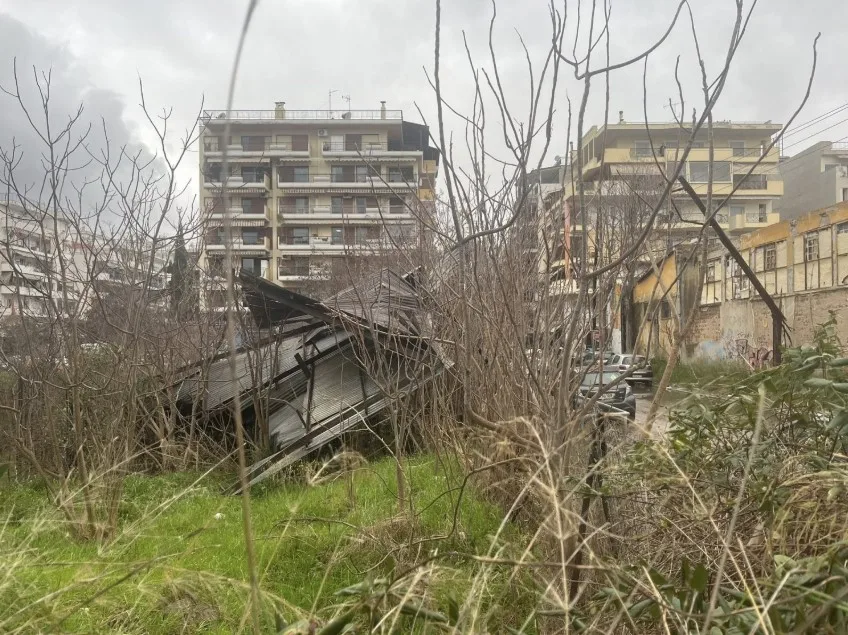Θεσσαλονίκη: Ξηλώθηκε ολόκληρη σκεπή-Παρέσυρε κολώνα της ΔΕΗ, νοικοκυριά χωρίς ρεύμα 2 8990