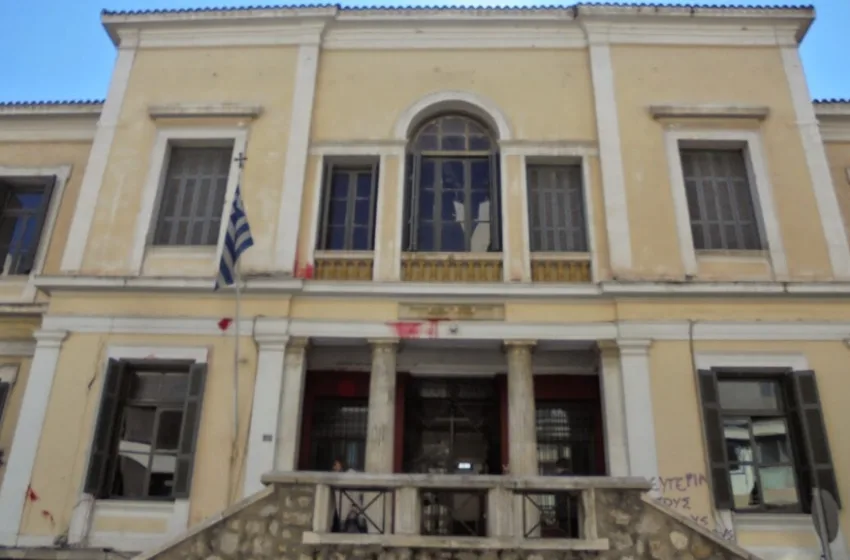  Λαμία:Μητέρα άφησε στο δικαστήριο το αυτιστικό παιδί της μετά την απόφαση για επιμέλεια στον πατέρα