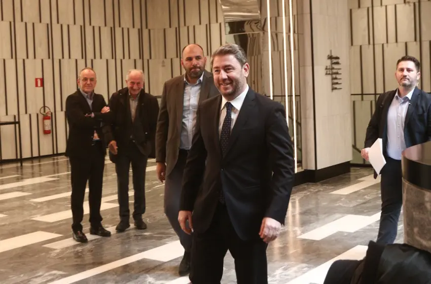  ΠΑΣΟΚ: Επανεκκίνηση με φόντο τις κρίσεις- Οι οδηγίες Ανδρουλάκη μετά από Παναγόπουλο, Παρασκευαΐδη, Χατζηδάκη