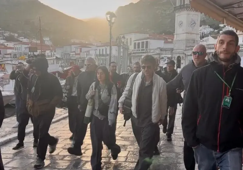  Η Ύδρα γυρίζει πίσω στα ’80s για χάρη του Μπραντ Πιτ – Ψαρόβαρκες, παραδοσιακά μαζαγιά  και δραχμές