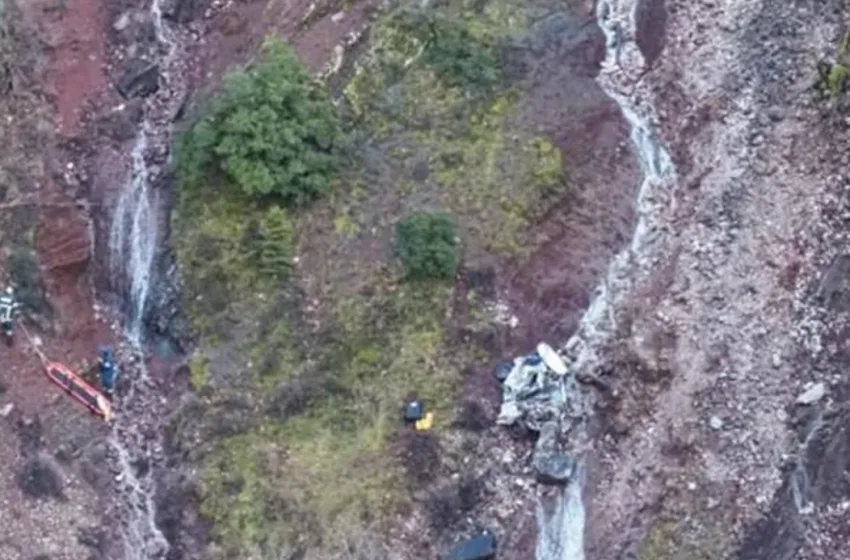  Σοκαριστικό εύρημα: Εντοπίστηκε ακέφαλο πτώμα σε αυτοκίνητο που έπεσε σε γκρεμό 300 μέτρων στο Καρπενήσι