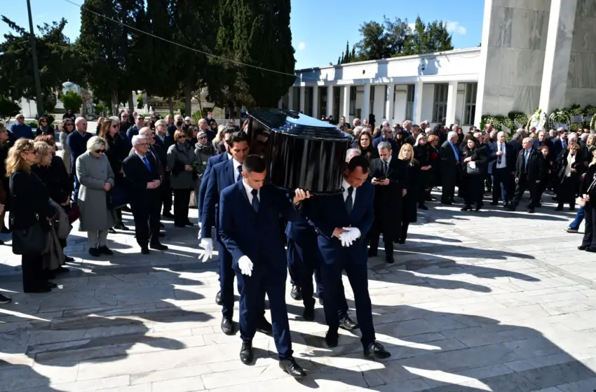  Άννα Ψαρούδα Μπενάκη: Το τελευταίο αντίο στο Α΄ Νεκροταφείο (Εικόνες & Vid)