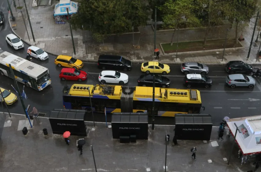  Η βροχή έφερε μεγάλα προβλήματα στην κίνηση- Χάος σε Κηφισό, κέντρο και Σκαραμαγκά