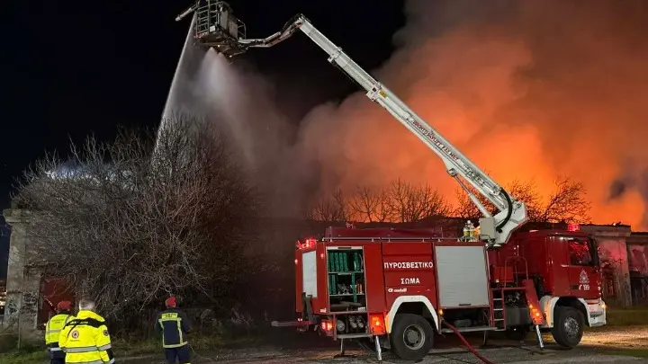  Υπό έλεγχο η πυρκαγιά στο πρώην στρατόπεδο Κόδρα στην Καλαμαριά