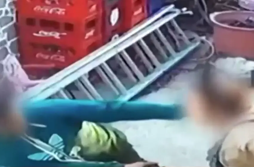  Λέρος/Βίντεο-ντοκουμέντο: Ο πατέρας χτυπάει τον γιο του μέσα στο συνεργείο