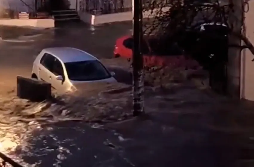  Λήμνος: Υπερχείλισε χείμαρρος στη Μύρινα – Δρόμοι “ποτάμια” στην Αγία Τριάδα και στα ΚΤΕΛ