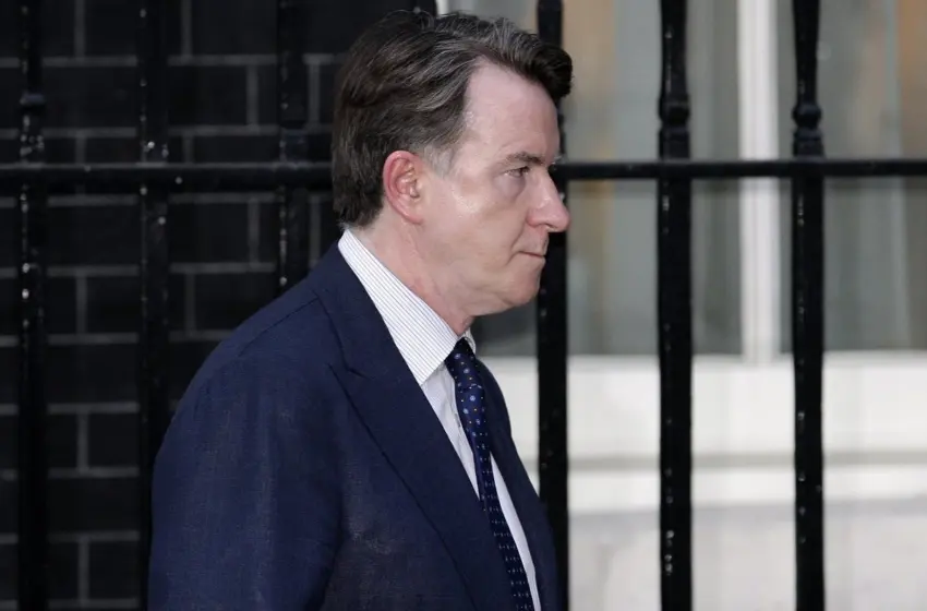  Ελεύθερος με εγγύηση ο πρώην πρέσβης της Βρετανίας Μάντελσον-Κατηγορείται ότι έδινε κυβερνητικές πληροφορίες στον Έπσταϊν