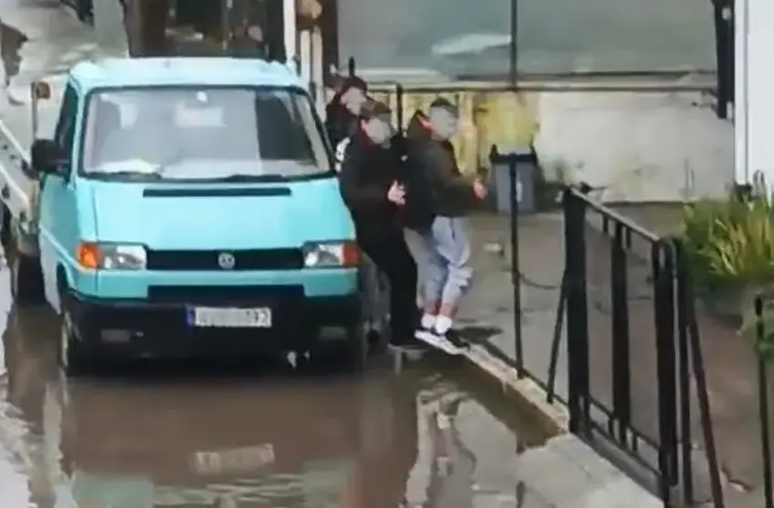  Νεοχώρι Μεσσολογγίου: Μαθητές γαντζώθηκαν σε σύρματα για να γυρίσουν σπίτια τους από τις πλημμύρες