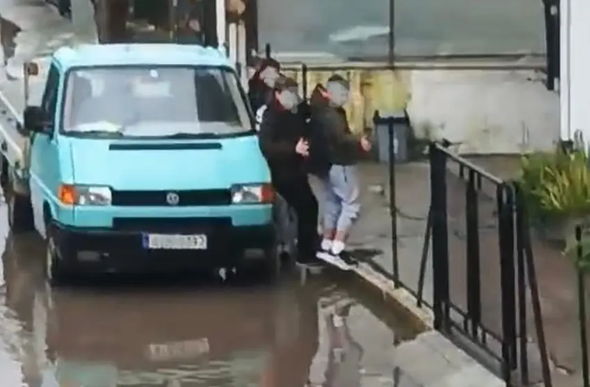  Νεοχώρι Μεσσολογγίου: Μαθητές γαντζώθηκαν σε σύρματα για να γυρίσουν σπίτια τους από τις πλημμύρες