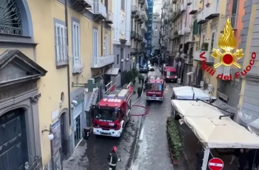  Ιταλία: Φωτιά κατέστρεψε το ιστορικό θέατρο Σανατζάρο στη Νάπολη  (vid)