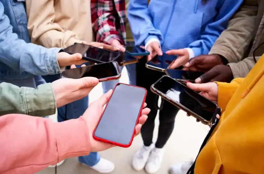  Στο υπουργικό το νομοσχέδιο για τα social-Καθολική απαγόρευση για κάτω των 15, περιορισμούς για 16-18