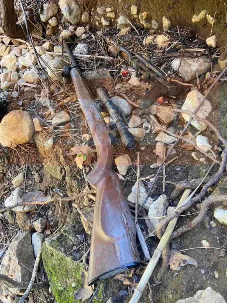 Εντοπίστηκαν καλάσνικοφ, όπλο με διόπτρα και σφαίρες στη λίμνη Μαραθώνα 2 opla 1