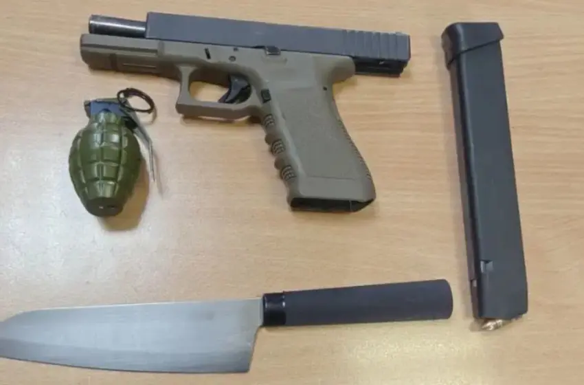  Μοσχάτο: Σύλληψη 33χρονου, είχε πάνω του πιστόλι, μαχαίρια και χειροβομβίδα