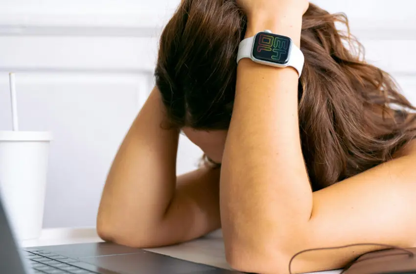  Digital burnout: Είναι εδώ, απειλεί εργαζόμενους-παραγωγικότητα-Ένας στους δύο λένε ότι χάνονται 50 ώρες εργασίας εβδομαδιαία