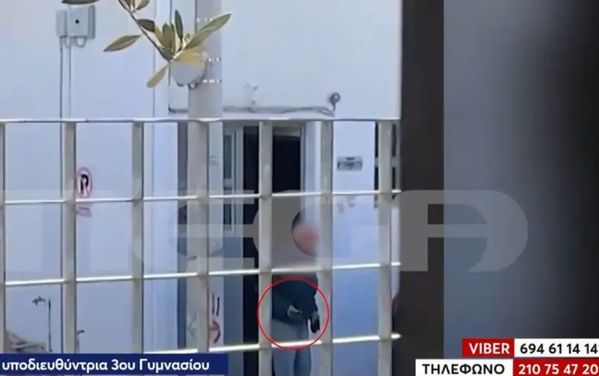  Ρέντη: Βίντεο με 85χρονο να σημαδεύει μαθητές με όπλο έξω από σχολείο