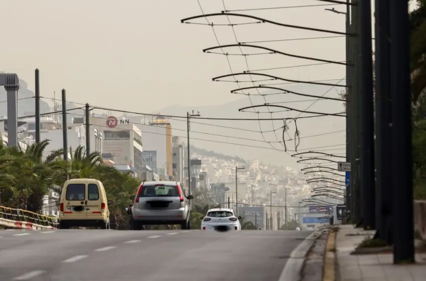  Συγγρού: Άνοιξε τρύπα στην κάθοδο προς παραλία-Βλάβη σε αγωγό νερού