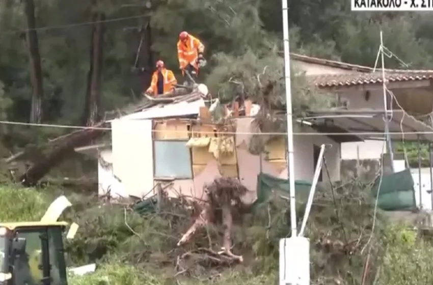  Κατάκολο: Δέντρο έπεσε πάνω σε σπίτι από την κακοκαιρία- Μεγάλα προβλήματα σε όλη την Ηλεία