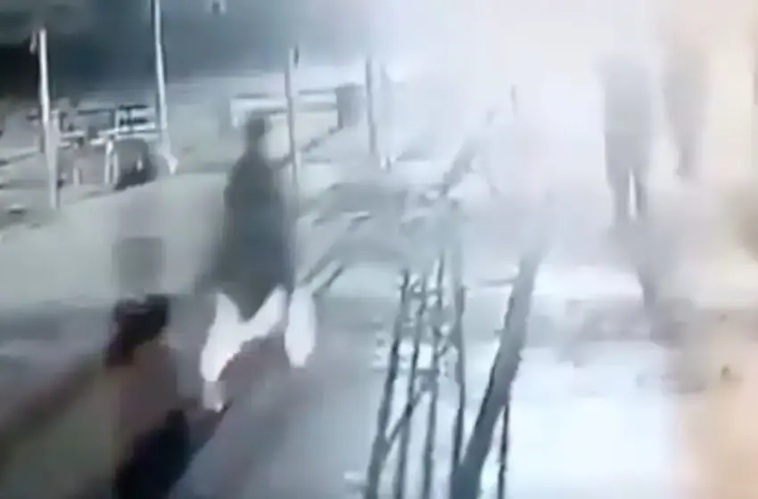  Έκρηξη βομβιστή αυτοκτονίας των Ταλιμπάν σκοτώνει αστυνομικούς του Πακιστάν (vid)