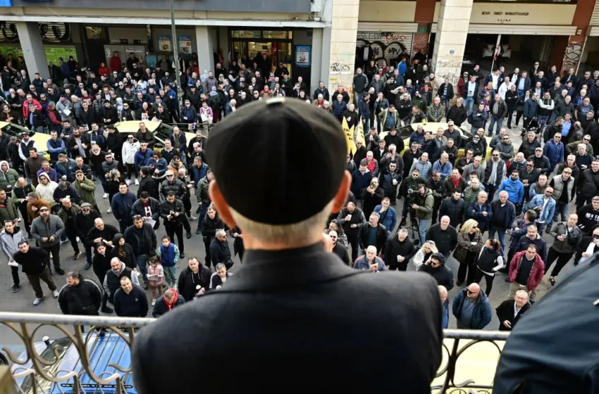  ΤΑΞΙ: Με καπνογόνα η πορεία στο Μέγαρο Μαξίμου-Λυμπερόπουλος: “Αγώνας ζωής” 