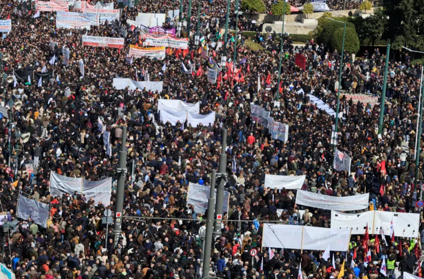  Τέμπη/”Δεν ξεχνώ”: Χιλιάδες πολίτες στο Σύνταγμα και τις πλατείες όλης της χώρας (εικόνες, vid)