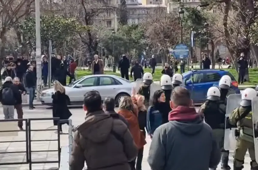  Μικρή ένταση στη Θεσσαλονίκη στην πορεία για τα Τέμπη (vid)