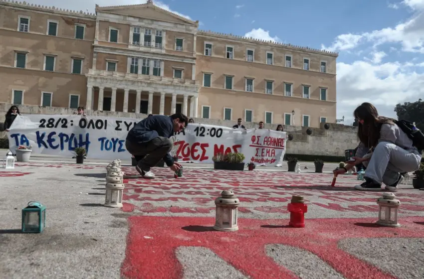  Τέμπη:Οι φοιτητές έγραψαν ξανά τα ονόματα των νεκρών έξω από τη Βουλή