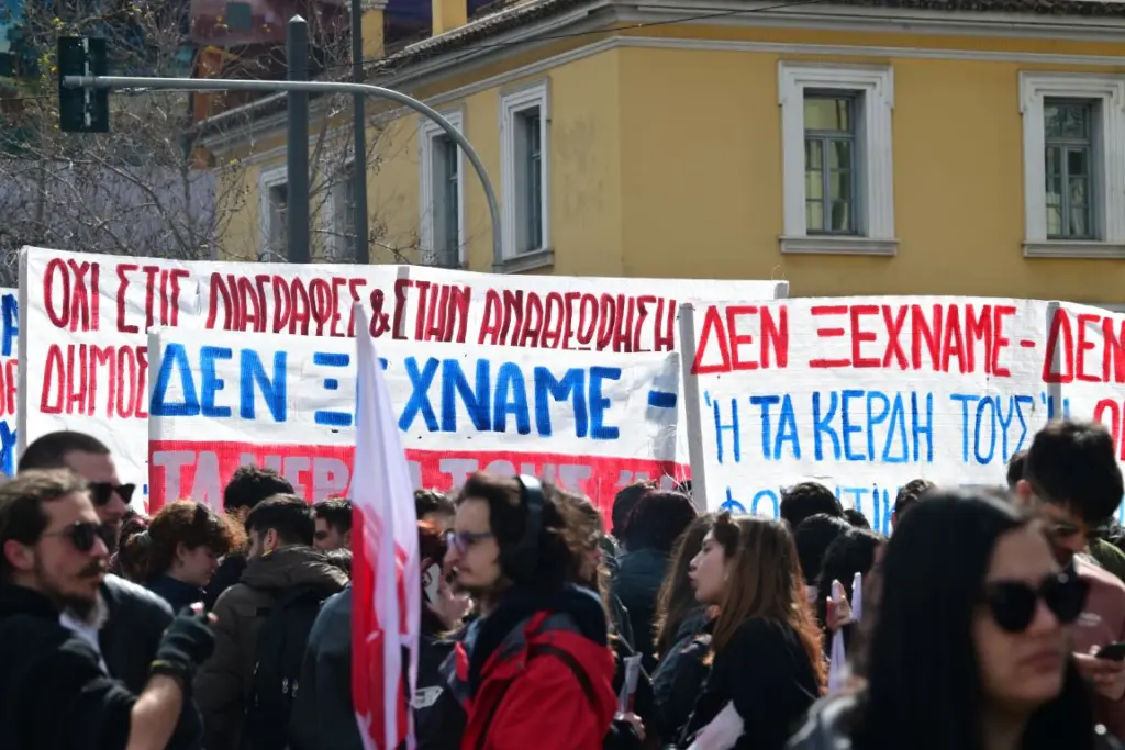 Τέμπη: Σε εξέλιξη το μαθητικό συλλαλητήριο στα Προπύλαια- "'Η τα κέρδη τους ή οι ζωές μας" 7 tempi3