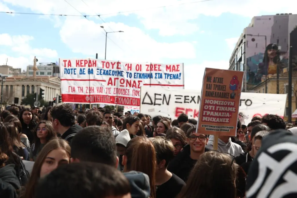 Τέμπη: Σε εξέλιξη το μαθητικό συλλαλητήριο στα Προπύλαια- "'Η τα κέρδη τους ή οι ζωές μας" 8 tempi4