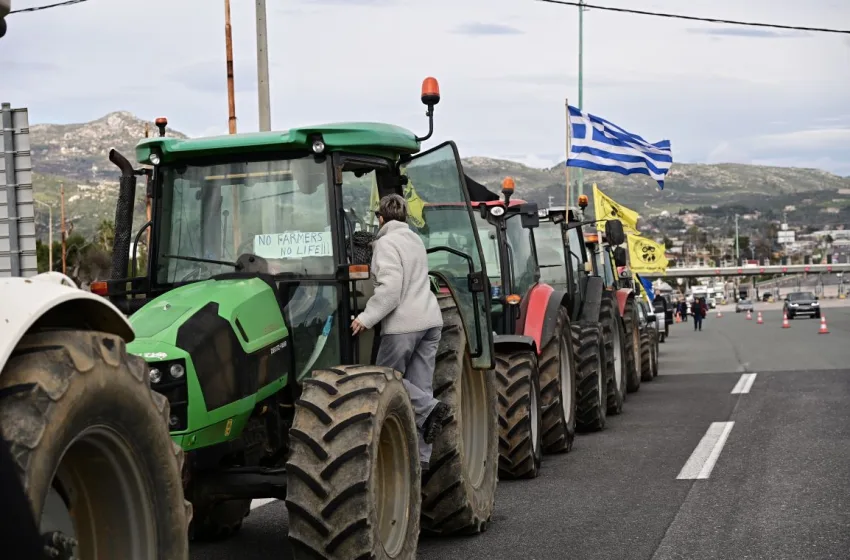  Αγρότες: Από απολύμανση περνούν τα τρακτέρ πριν την απόβαση στην Αθήνα