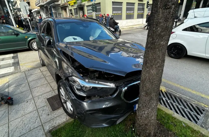  Αγρίνιο: Αυτοκίνητο προσέκρουσε σε τρία οχήματα και καρφώθηκε σε δέντρο