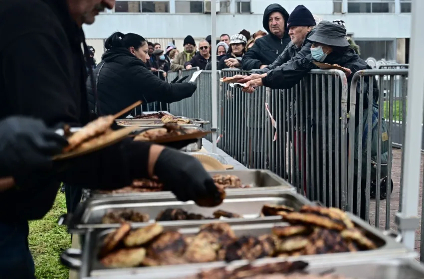  Τσικνοπέμπη: Παίρνουν φωτιά οι ψησταριές-Η Αθήνα το “τσικνίζει” στη Βαρβάκειο