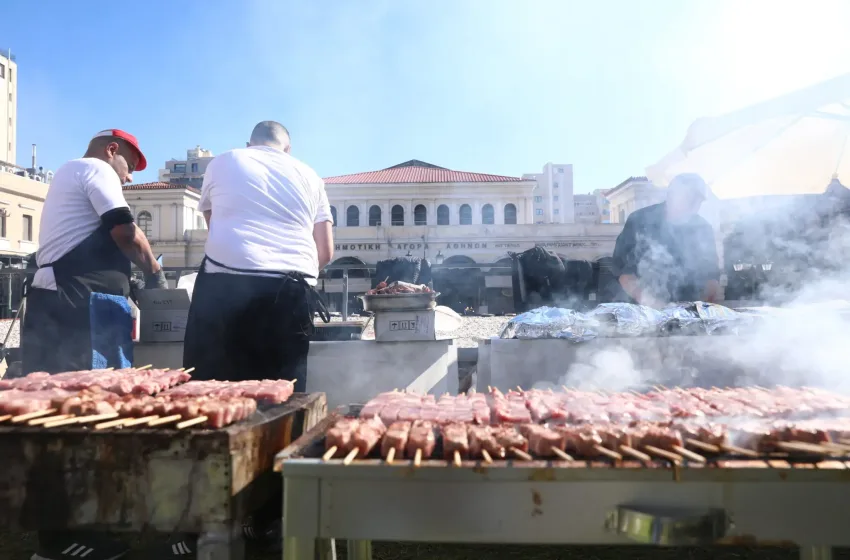  Τσικνοπέμπτη: Βγήκαν ψησταριές  στη Βαρβάκειο- Χοροί και τραγούδια σε Ερμού και Κοτζιά 