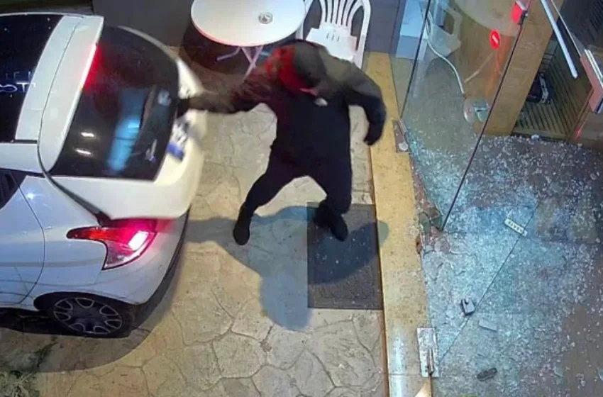  Βάρη:Θρασύτατη ληστεία-Έσπασαν βιτρίνα με αυτοκίνητο και εισέβαλαν σε κατάστημα
