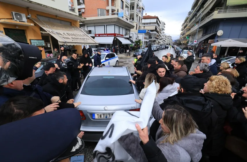  “Βιολάντα”: Σάλος στο διαδίκτυο με τους εργαζόμενους που χειροκροτούσαν τον ιδιοκτήτη-“Πριν από λίγες μέρες αποχαιρετούσαν τις νεκρές εργάτριες”