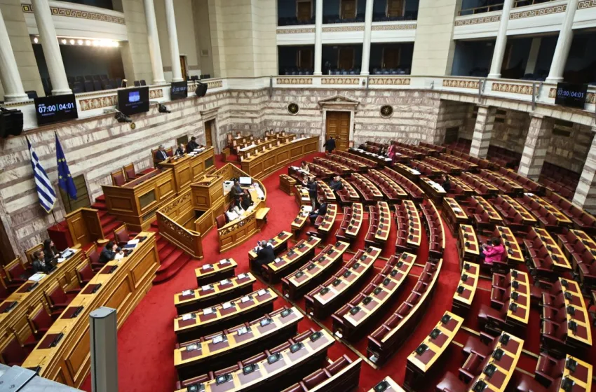  Βουλή: “Μετωπική” για το ναυάγιο στη Χίο-Η αντιπολίτευση ζητά ενημέρωση από τον Κικίλια