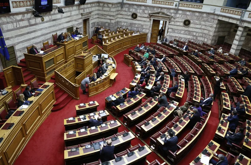  Εν μέσω αντιδράσεων ψηφίζεται το νομοσχέδιο για τη μετανάστευση στη σκιά της τραγωδίας στη Χίο
