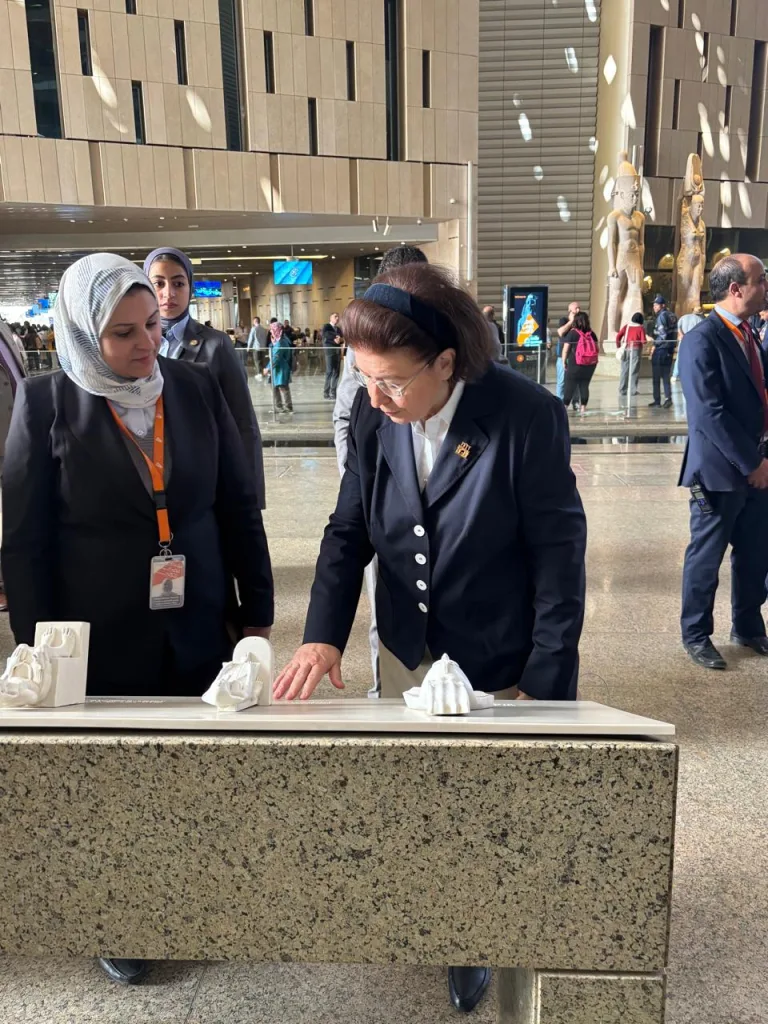 Λίνα Μενδώνη: Νέα δυναμική στην πολιτιστική συνεργασία Ελλάδας – Αιγύπτου 6 Η Υπουργός Πολιτισμού Λίνα Μενδώνη κατά την ξενάγησή της στο Grand Egyptian Museum