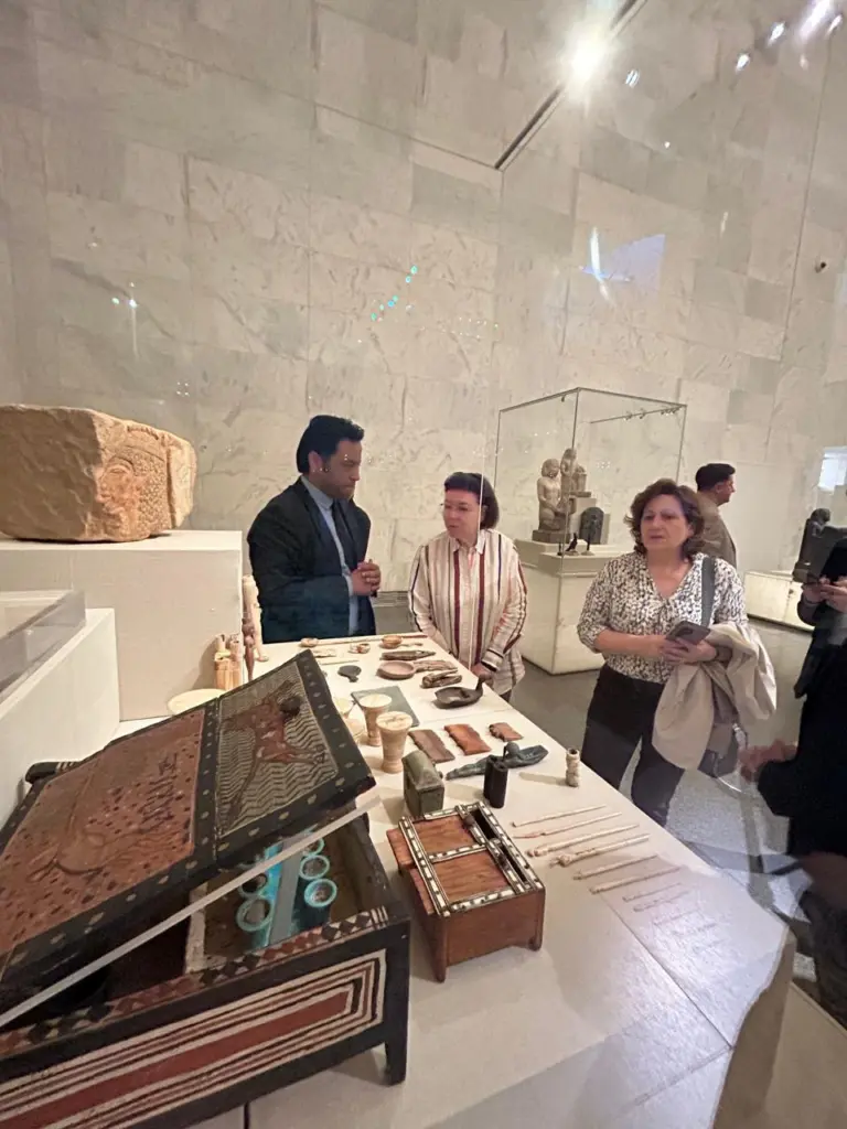 Η Υπουργός Πολιτισμού στο Εθνικό Μουσείο Αιγυπτιακού Πολιτισμού στο Κάιρο με τον Διευθυντή El Tayeb Abbas