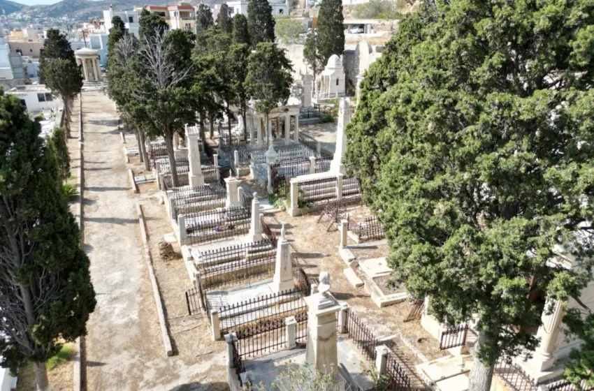  Τα κοιμητήρια της Σύρου: Μνημεία με καθολικά αγάλματα, επιτύμβιες πλάκες και λιθανάγλυφα (photos)