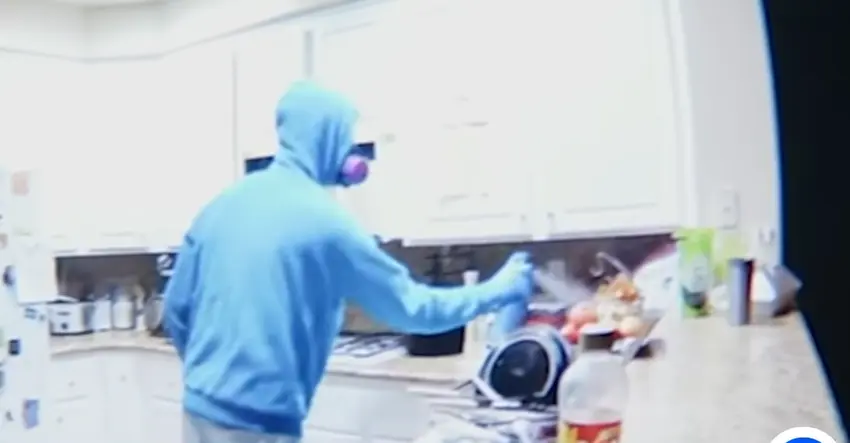  Καλιφόρνια/Συγκλονιστικό βίντεο: Ψεκάζει τρόφιμα για να σκοτώσει τους συγκατοίκους του