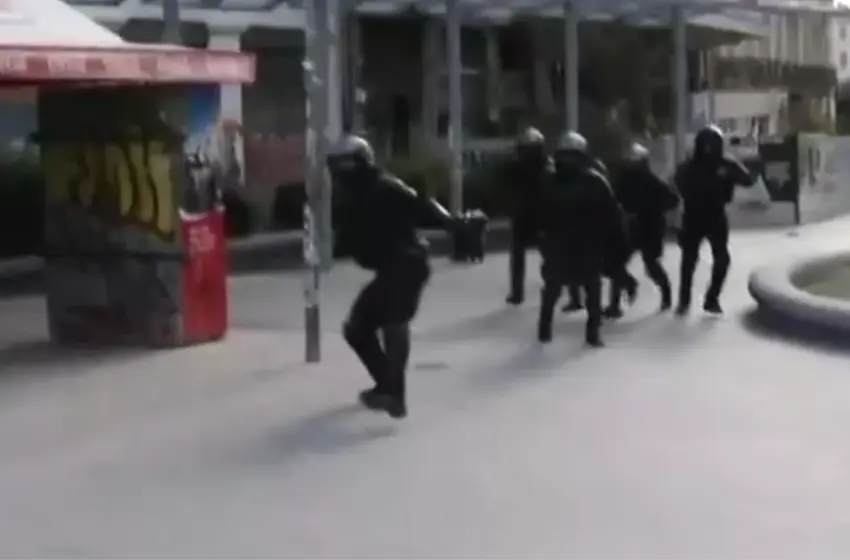  Σοκαριστικό βίντεο: Άνδρας των ΜΑΤ ρίχνει  κρότου λάμψης πάνω σε φωτογράφο του MEGA