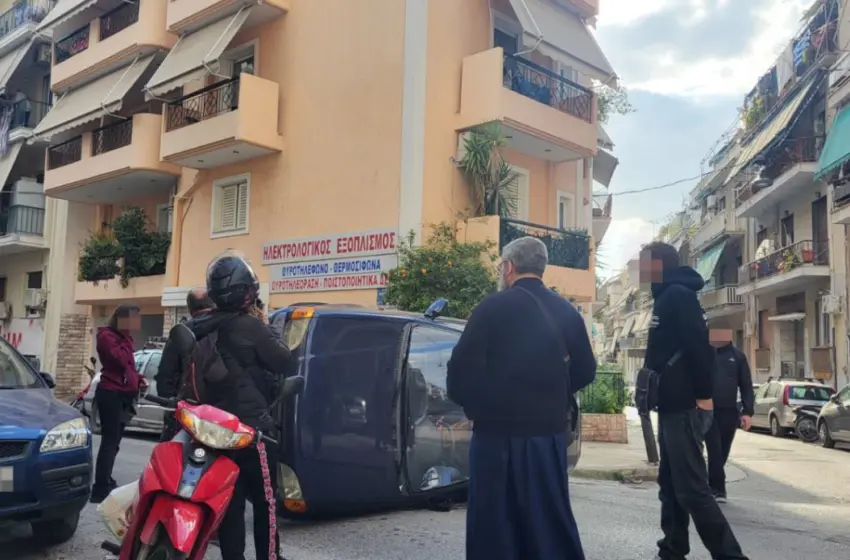  Τροχαίο στην Κυψέλη-Αυτοκίνητο αναποδογύρισε στη μέση του δρόμου