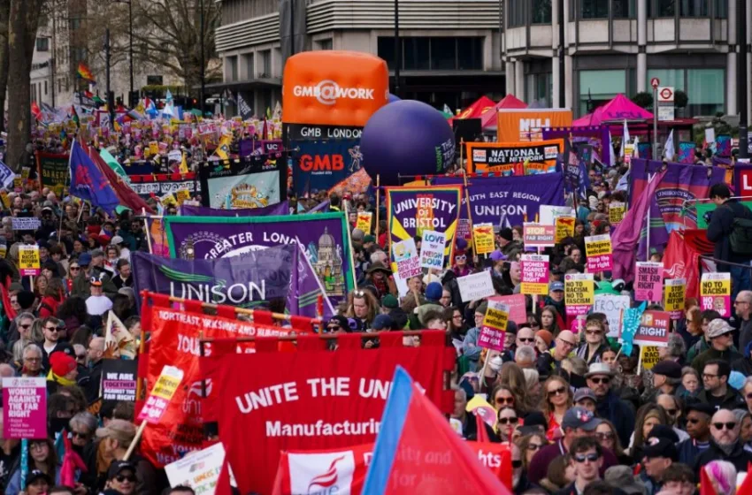  Αντιπολεμικό συλλαλητήριο στο Λονδίνο– Χιλιάδες στους δρόμους σε δύο μεγάλες πορείες