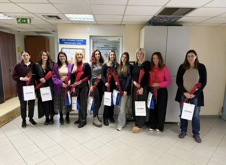  Ένα κόκκινο τριαντάφυλλο για τις γυναίκες της Ελληνικής Αστυνομίας