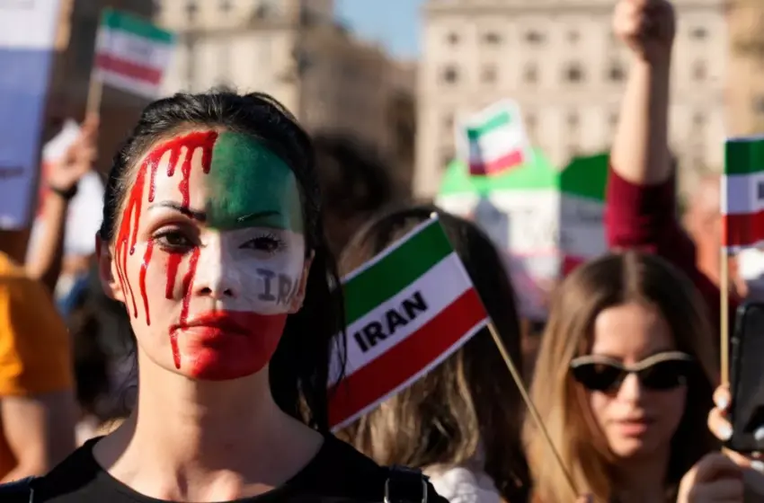  Ιράν:Σοκάρουν καταγγελίες για βιασμούς και βασανιστήρια νοσηλευτριών– Διεθνής κατακραυγή για τις πρακτικές καταστολής