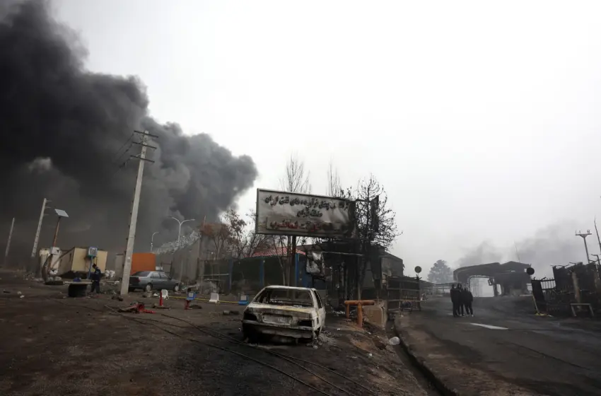  Μαζική ιρανική επίθεση στα ΗΑΕ–Βυθισμένη στους καπνούς η Τεχεράνη μετά τις επιθέσεις σε πετρελαϊκές εγκαταστάσεις