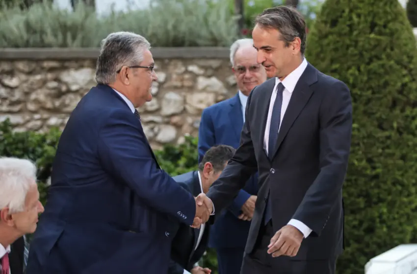  Μητσοτάκης κατά Κουτσούμπα για την Κύπρο και αιχμές για “πατριώτες της φακής” – “Μάλλον ήμουν προσβλητικός για τις φακές”