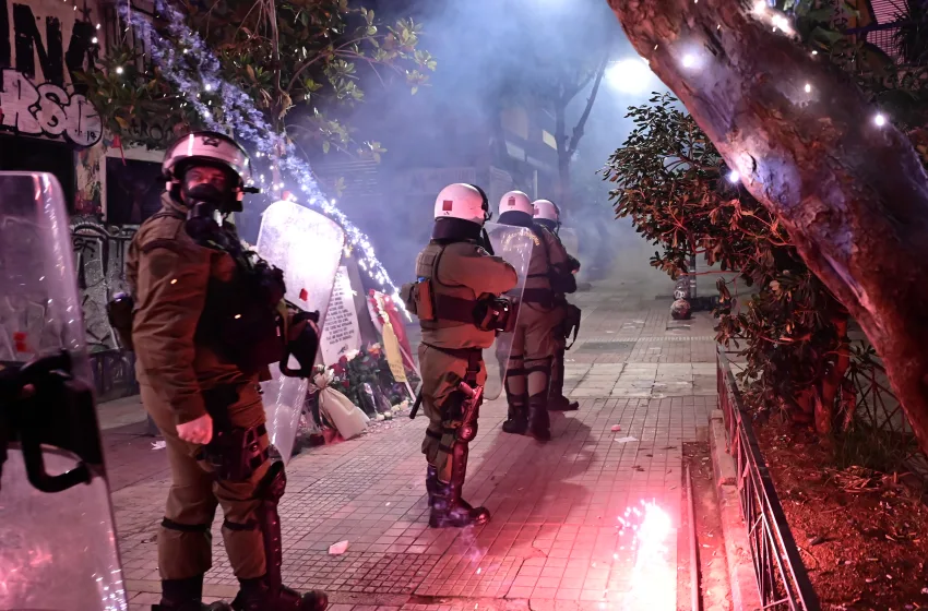  114 προσαγωγές στα Εξάρχεια μετά από επίθεση σε διμοιρία ΜΑΤ