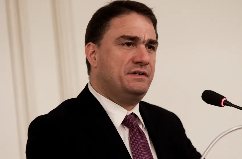  Αιχμηρή δήλωση Τσουκαλά: “Ο Νίξον του Μαξίμου δραπετεύει- Η Βουλή δεν θα γίνει κουρελόχαρτο στα χέρια του Μητσοτάκη”